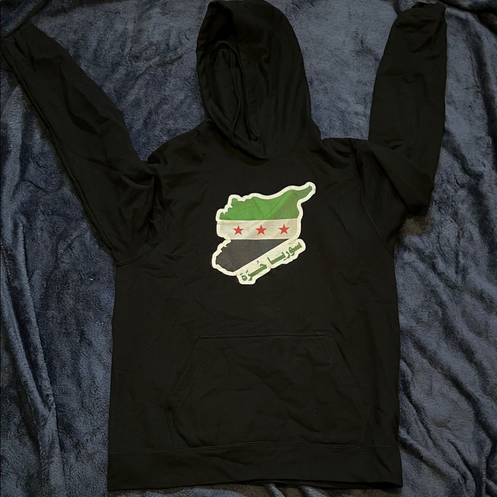 Free Syria Flag Green Map Arabic Pullover Hoodie (Men’s M)